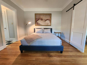 Cozy Vintage Bungalow @Mills50 District